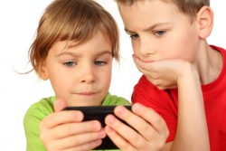 Kdy dítěti pořídit první mobil?
