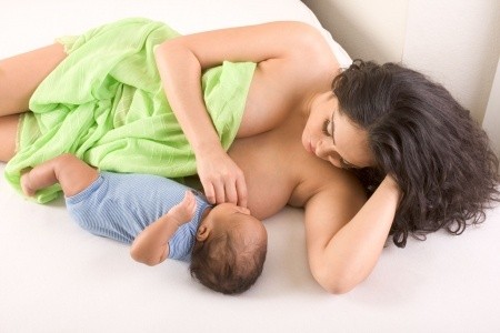 Polohy při kojení - vleže a vsedě